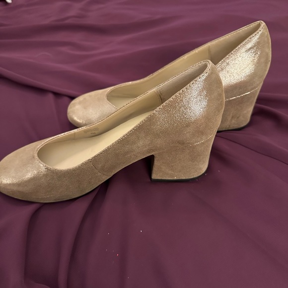 Bettye Muller Concept Block Heel Pumps in Gold. Size 9. - Picture 4 of 6